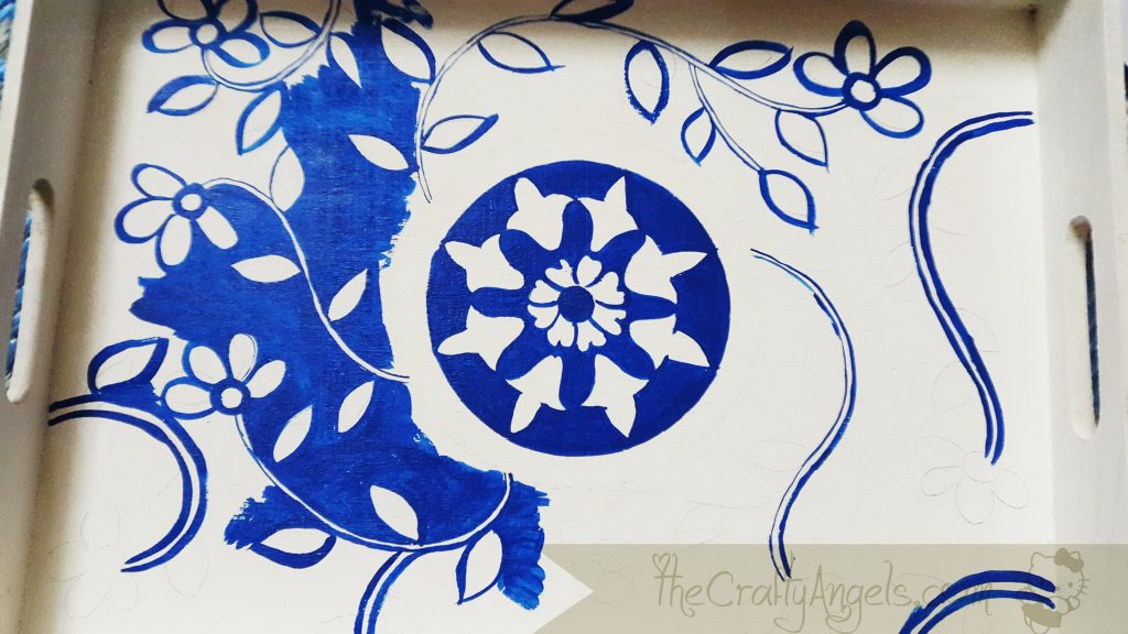 handpainted serving tray, painted tray tutorial, blue pottery, home decor, serving tray, DIY tray
